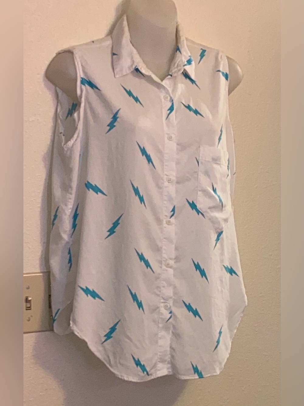 Pinot Noir White Sleeveless Top with Teal Lightning Print Size L